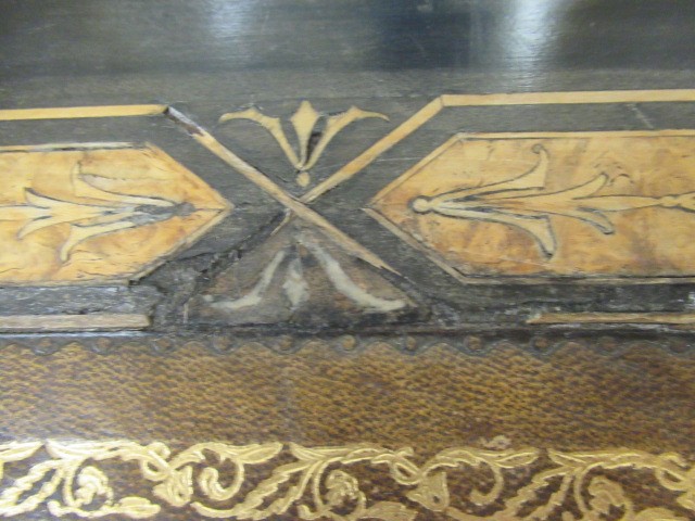 A VICTORIAN EBONISED AND AMBOYNA LIBRARY TABLE Image