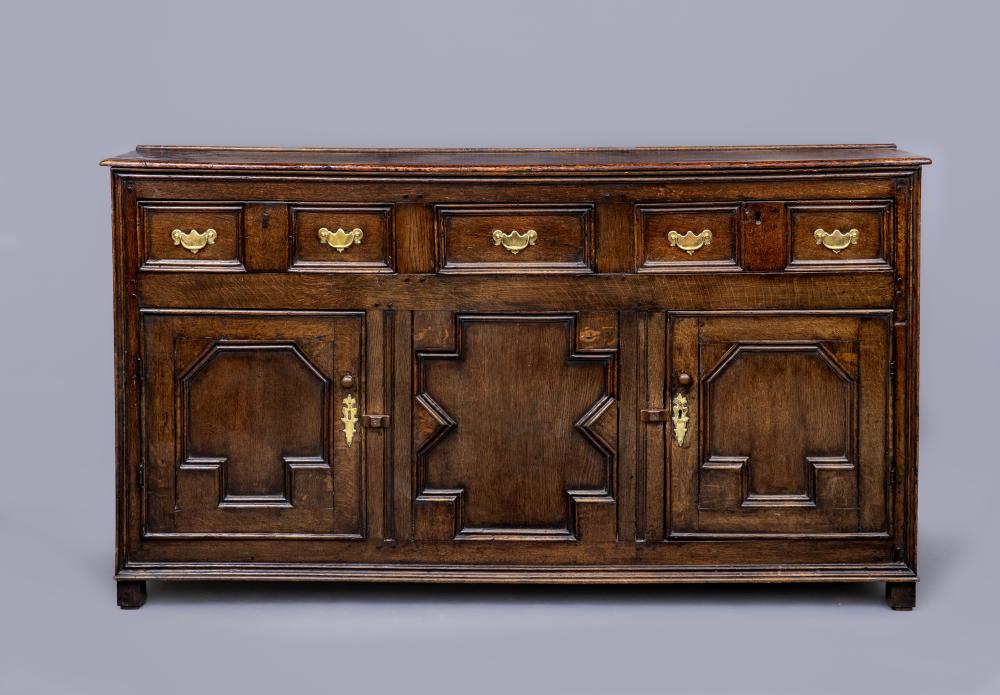 A GEORGIAN OAK DRESSER Image