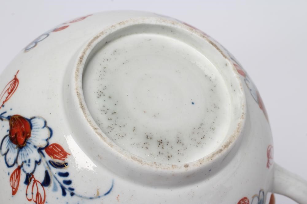 A CHRISTIANS PORCELAIN TEA BOWL Image