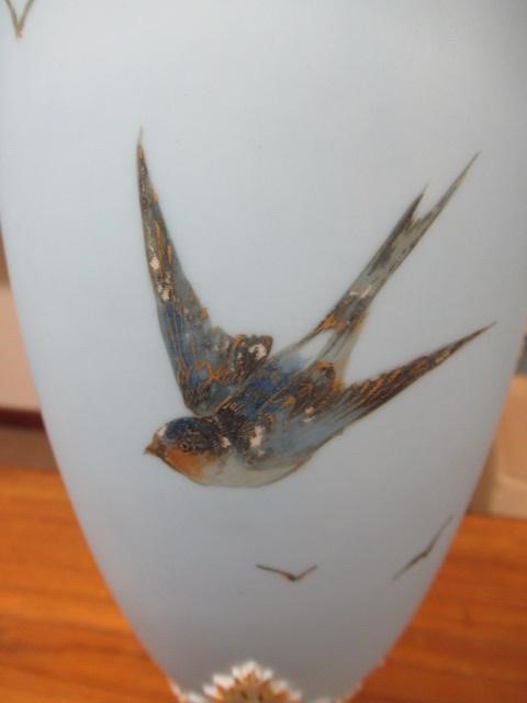 A ROYAL WORCESTER PORCELAIN TALL VASE Image