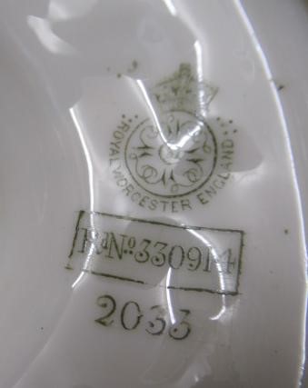 A ROYAL WORCESTER PORCELAIN TALL VASE Image