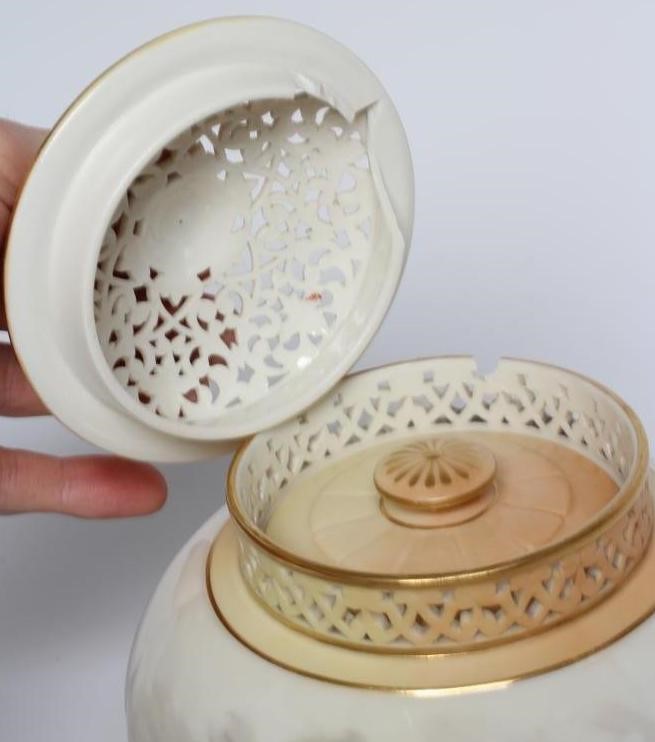 A ROYAL WORCESTER PORCELAIN POT POURRI AND COVERS Image