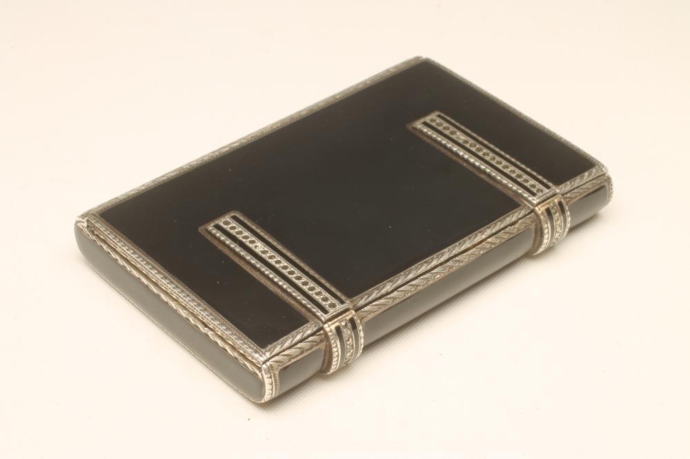 A LADY'S ART DECO BLACK ENAMELLED SILVER CASE Image