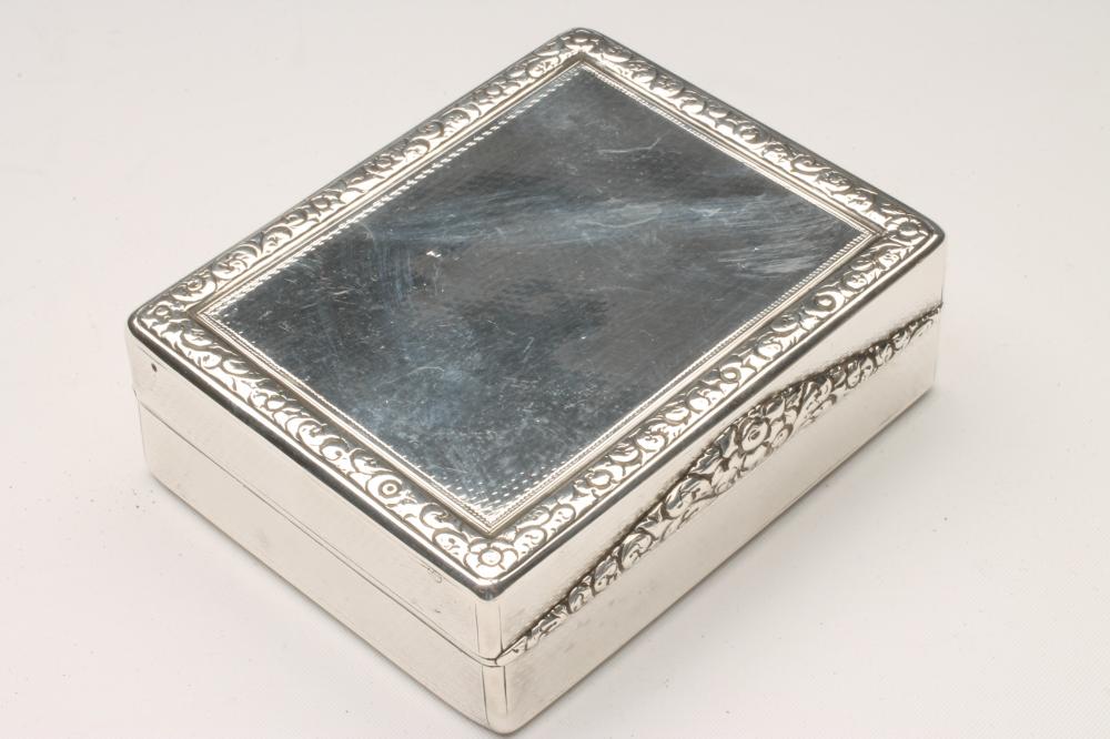 A LATE GEORGE III SILVER TABLE SNUFF BOX Image