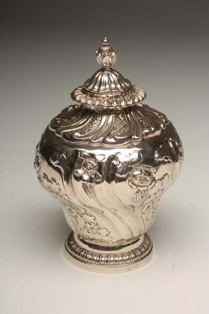 A GEORGE III SILVER TEA CADDY AND COVER Image