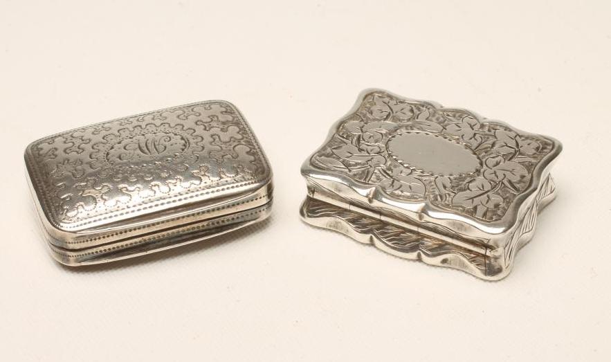 A LATE GEORGE III SILVER VINAIGRETTE Image