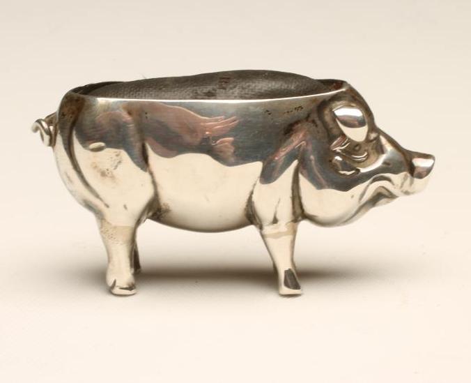 AN EDWARDIAN NOVELTY SILVER PIG PIN CUSHION  Image