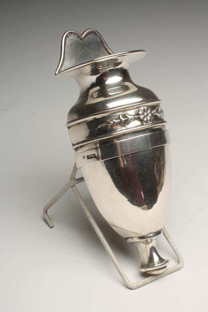 AN EDWARDIAN SILVER FLOWER POCKET Image