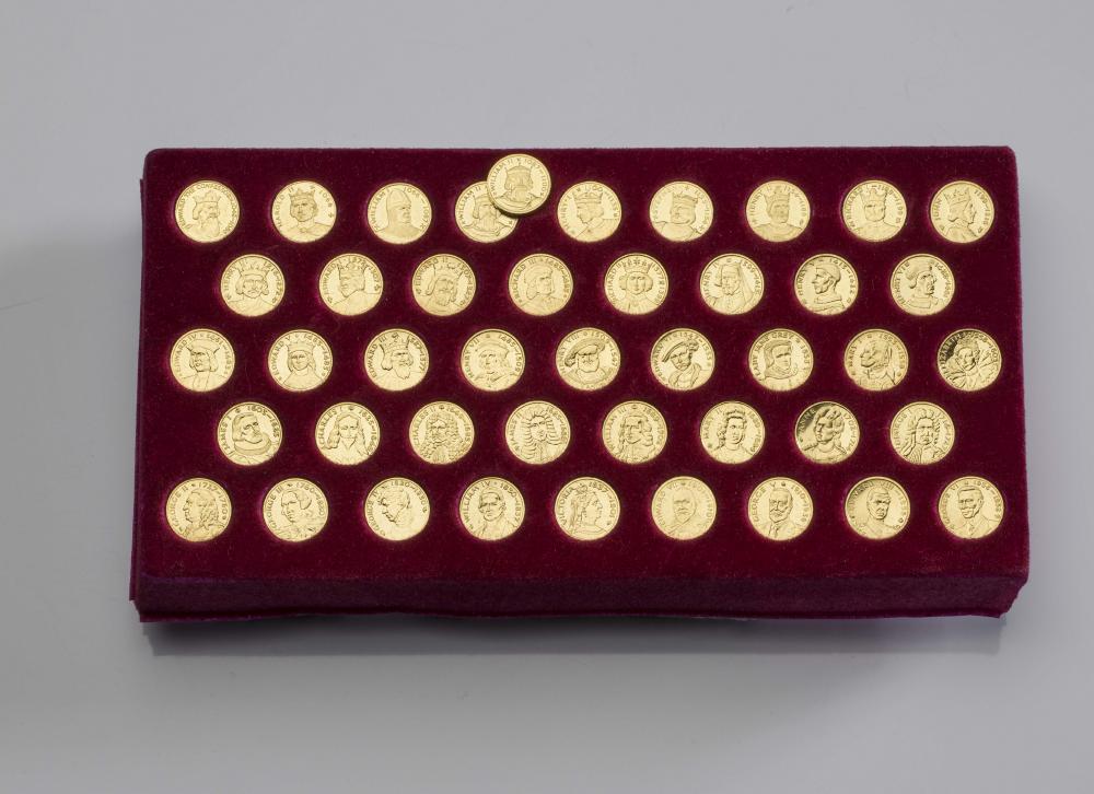 "KINGS AND QUEENS OF ENGLAND" - a set of forty four (43 and 1 duplicate William II) 22ct gold Image