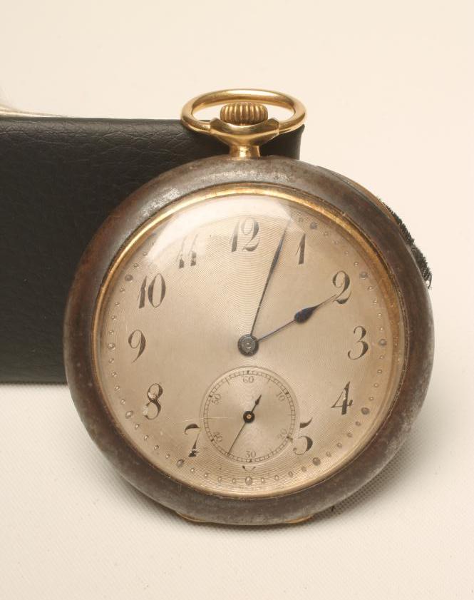 AN 18K GOLD TOP WIND DRESS WATCH Image