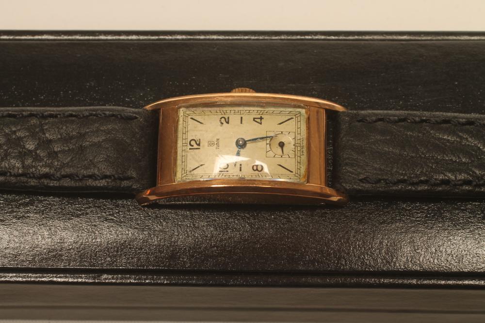 A GENTLEMAN'S ART DECO TUDOR WRISTWATCH Image