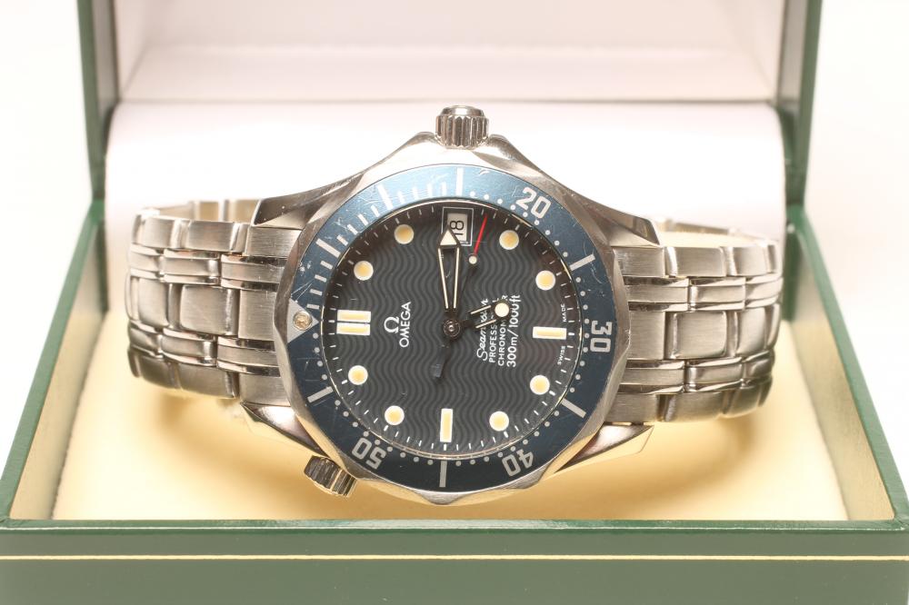 A GENTLEMAN'S STAINLESS STEEL OMEGA SEAMASTER CHRONOMETER Image