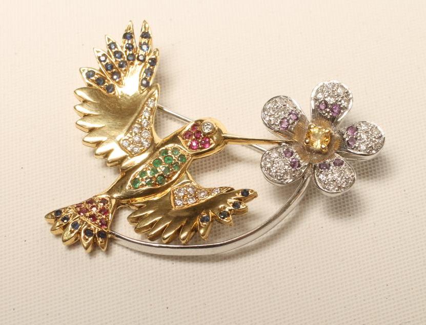 A MULTI-GEM SET 18CT GOLD HUMMINGBIRD BROOCH Image