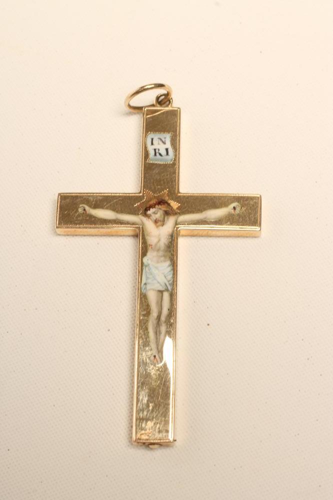 A LATE 19TH CENTURY HOLLOW GOLD CROSS PENDANT Image