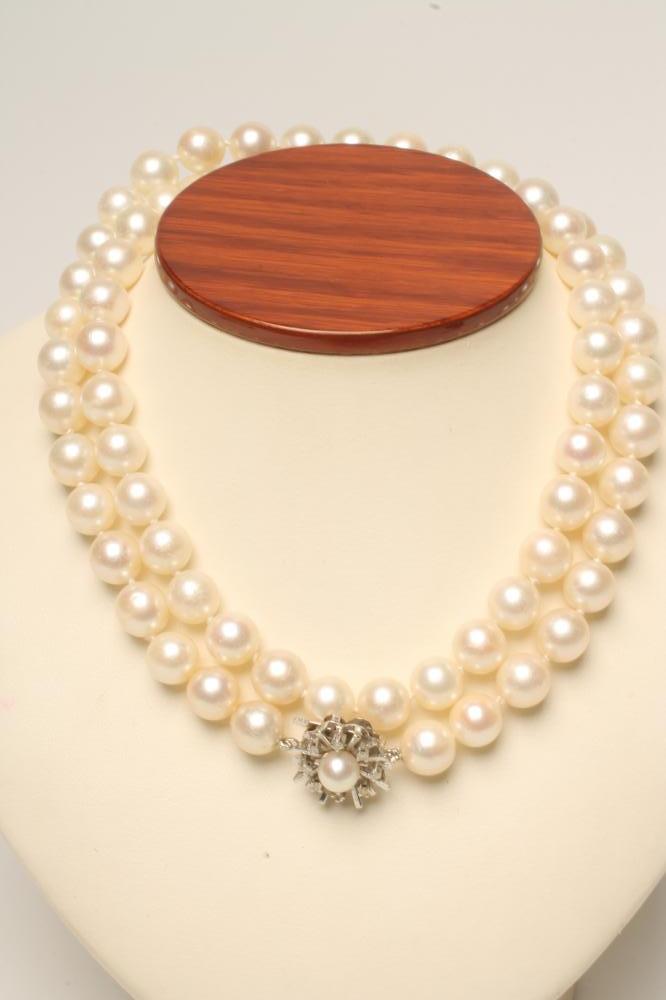 A CULTURED PEARL NECKLACE Image
