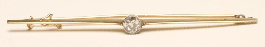 A SOLITAIRE DIAMOND BAR BROOCH Image