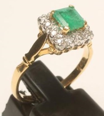 AN EMERALD AND DIAMOND CLUSTER RING Image