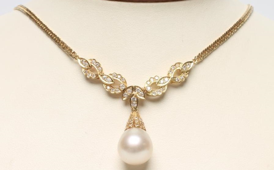 A PEARL AND DIAMOND NECKLACE Image