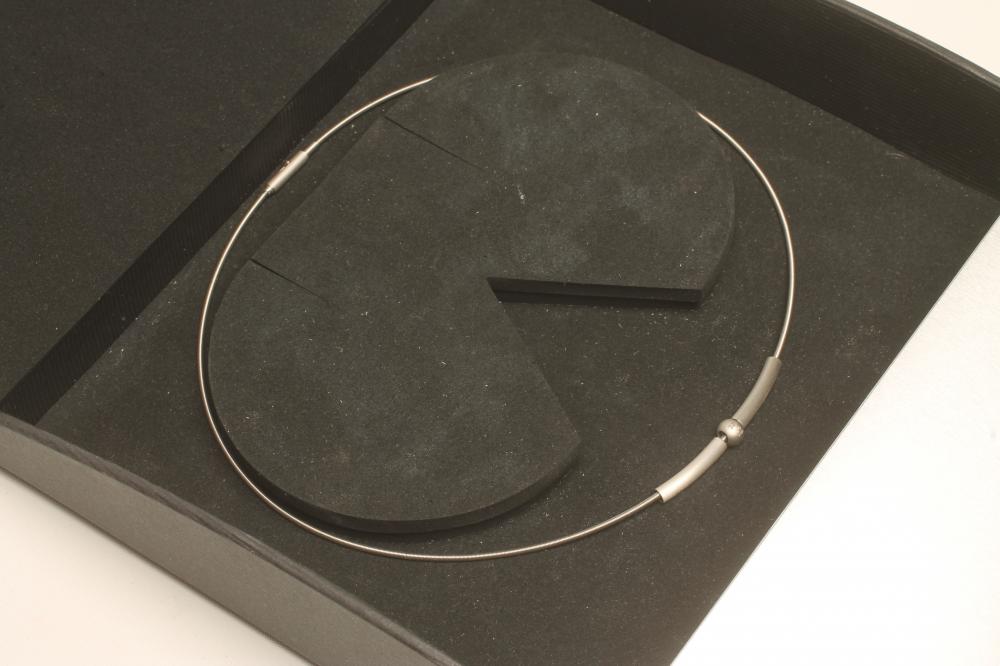 A PLATINUM AND DIAMOND NECKLACE BY BUNZ Image