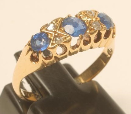 A SAPPHIRE AND DIAMOND RING Image