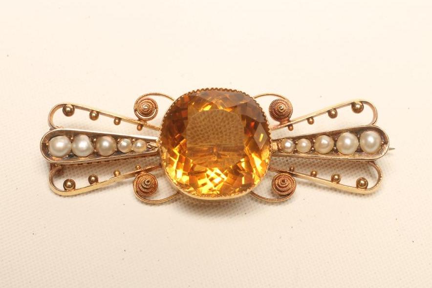 A VICTORIAN CITRINE AND PEARL BROOCH Image