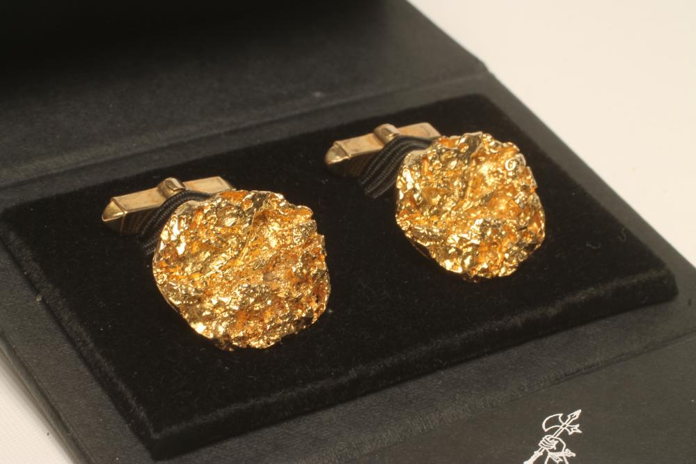 A PAIR OF 9CT GOLD "NUGGET" CUFFLINKS Image