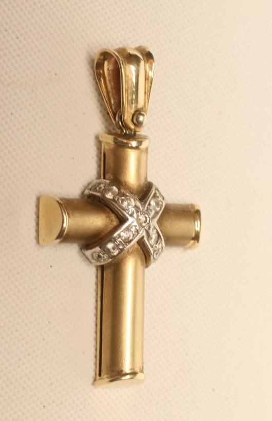 A 14CT GOLD CROSS PENDANT Image
