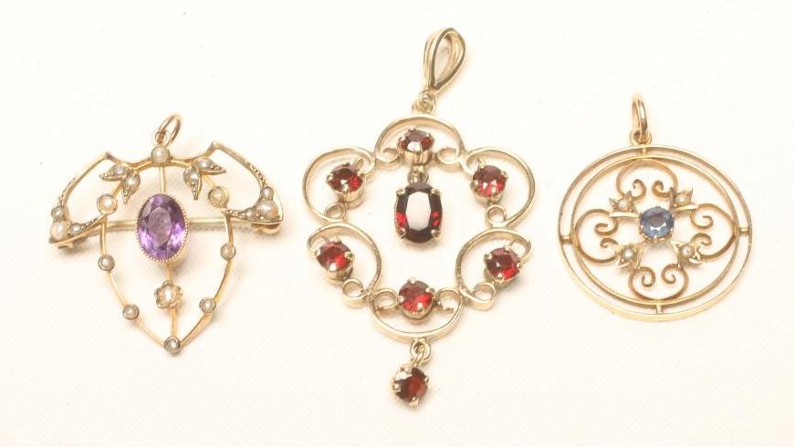 THREE EDWARDIAN 9CT GOLD WIREWORK PENDANTS Image