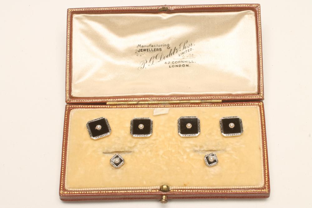 A GENTLEMAN'S DRESS SET Image