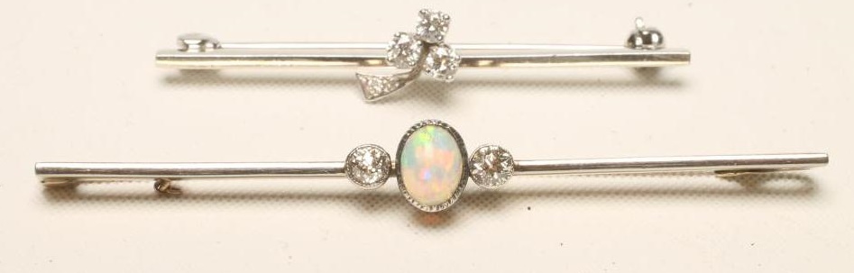 A DIAMOND BROOCH Image