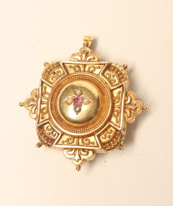 A VICTORIAN GOLD BOSS BROOCH/PENDANT Image