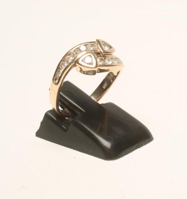 A DIAMOND CROSSOVER RING Image