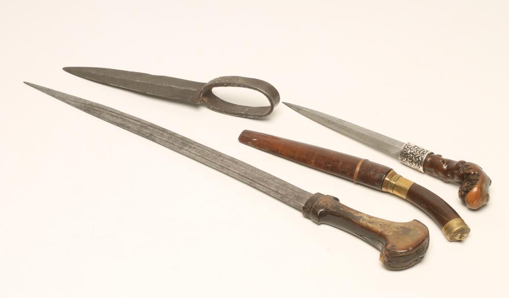 A COLLECTION OF LATE 19TH/EARLY 20TH CENTURY DAGGERS Image