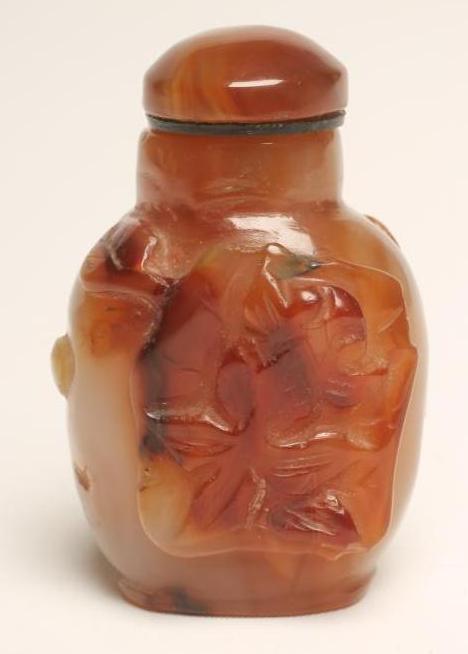 A CHINESE HARDSTONE SNUFF BOTTLE Image