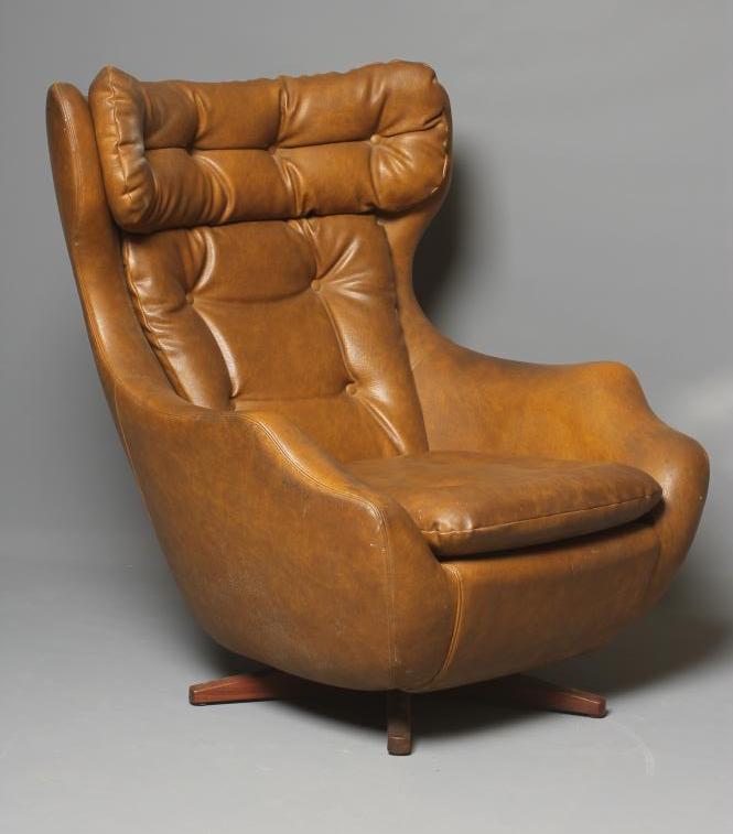 A PARKER KNOLL STATESMAN AMBASSADOR SWIVEL ARMCHAIR Image
