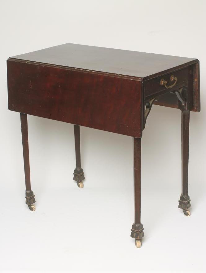 A GEORGIAN MAHOGANY PEMBROKE TABLE Image
