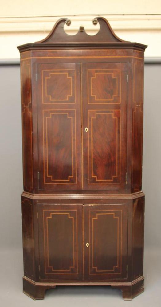 A GEORGIAN MAHOGANY STANDING CORNER CUPBOARD Image