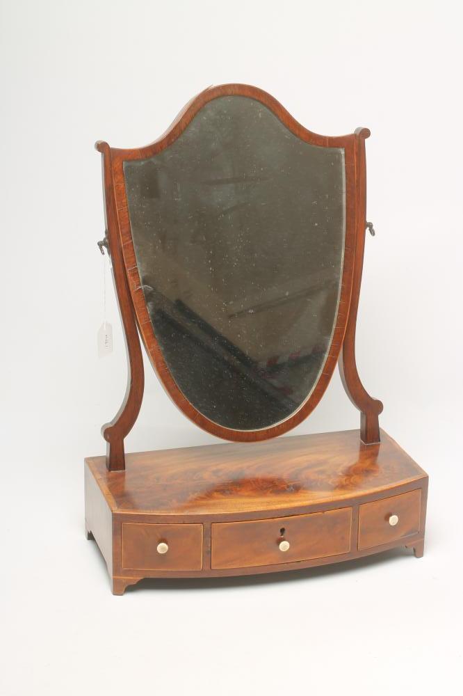A GEORGIAN MAHOGANY TOILET MIRROR Image