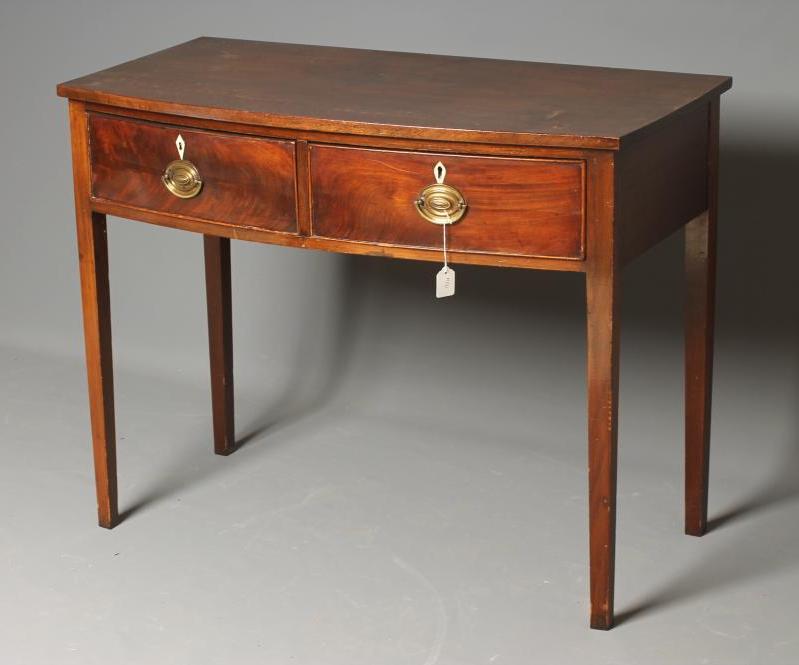 A GEORGIAN MAHOGANY SIDE TABLE Image