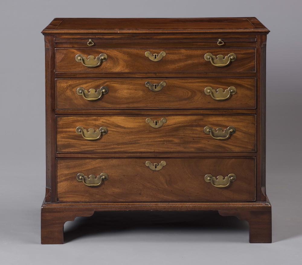 A SMALL GEORGIAN MAHOGANY CHEST Image