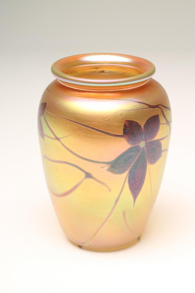 A QUEZAL STYLE IRIDESCENT GLASS VASE Image