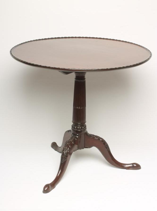 A GEORGIAN DESIGN MAHOGANY TRIPOD TABLE Image