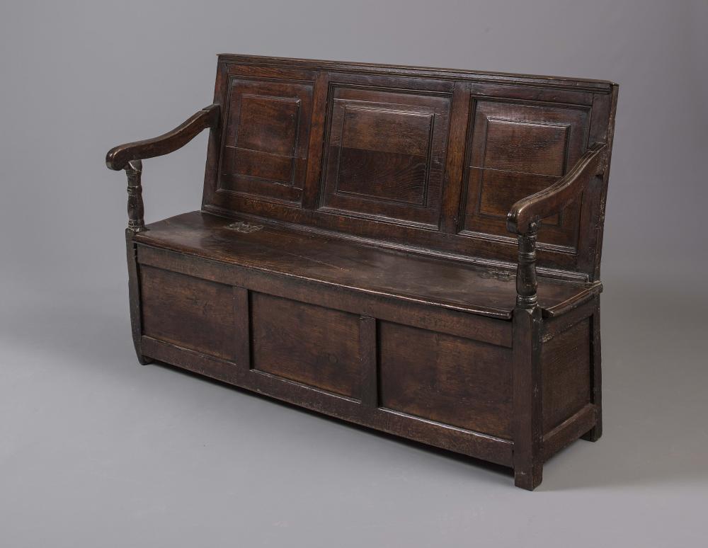 A GEORGIAN OAK BOX SETTLE Image