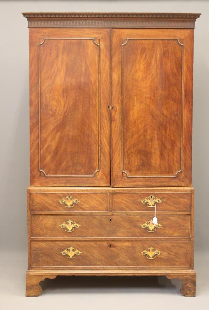 A GEORGIAN MAHOGANY LINEN PRESS Image