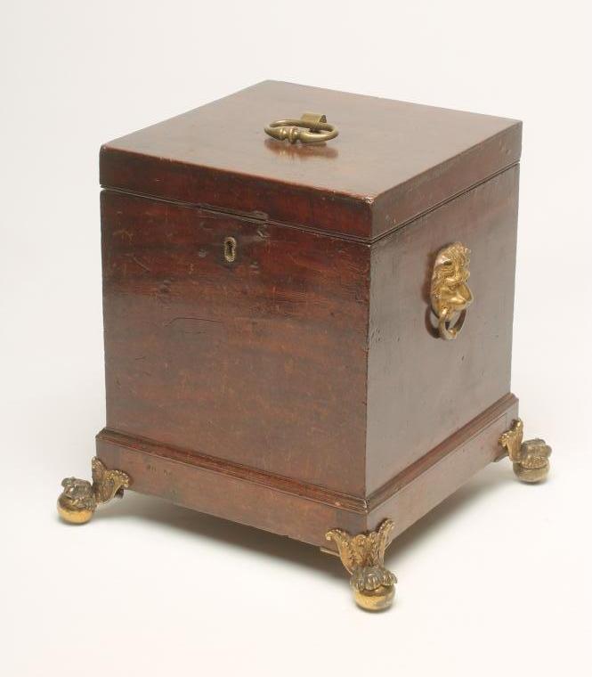 A GEORGIAN MAHOGANY CELLARETTE Image