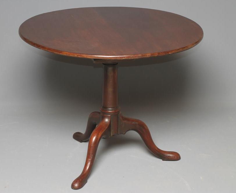 A GEORGIAN MAHOGANY TRIPOD TABLE Image