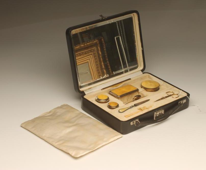 AN ART DECO SILVER MANICURE/DRESSING SET Image