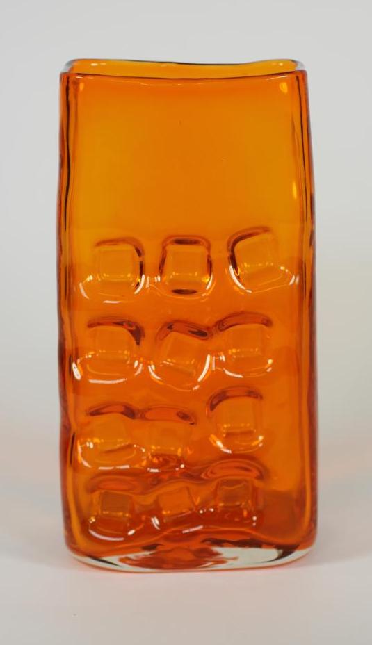 A WHITEFRIARS HOBNAIL PATTERN TANGERINE GLASS VASE Image