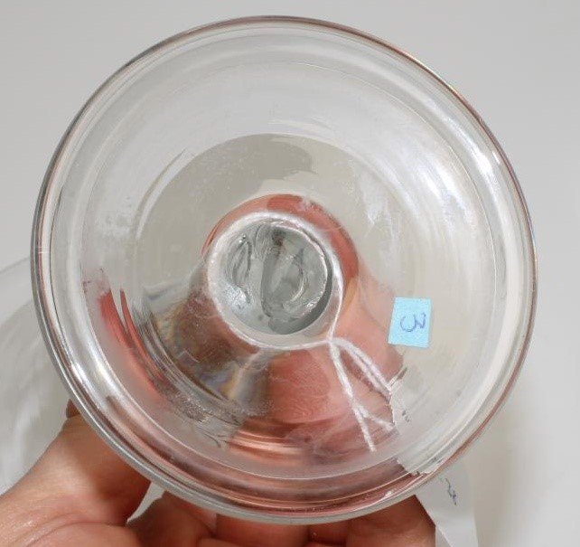 A SET OF FOUR WINE GLASSES Image