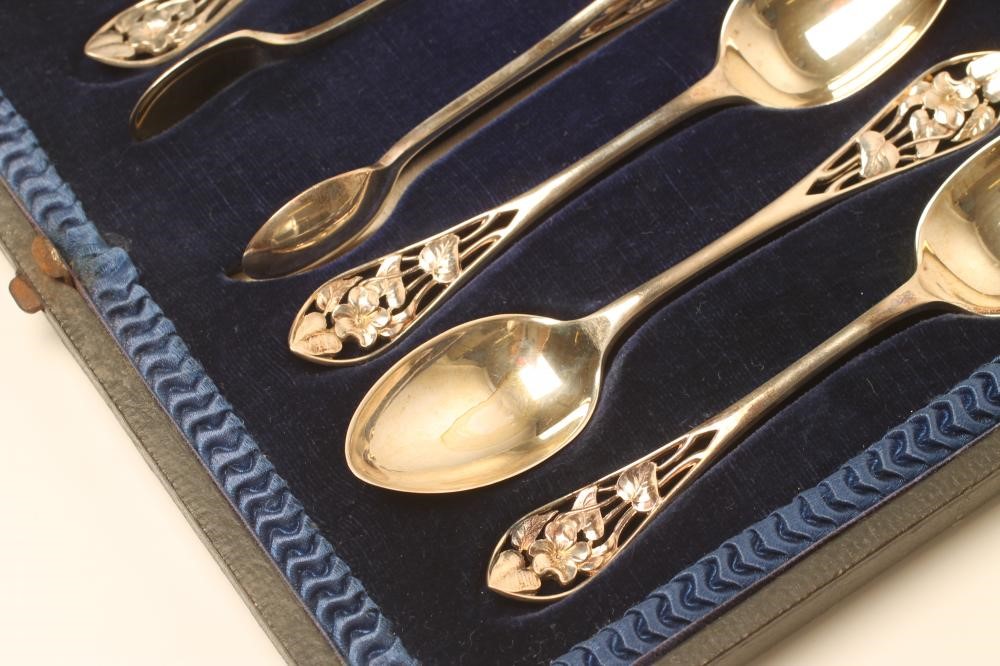 A SET OF SIX ART DECO SILVER GILT COFFEE SPOONS Image